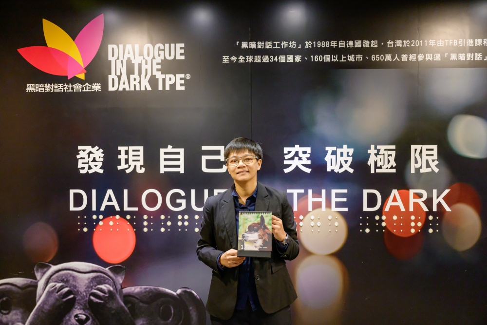 01%E5%9C%A8%E8%88%87%E9%BB%91%E6%9A%97%E5%B0%8D%E8%A9%B1%E5%90%88%E4%BD%9C%E5%93%81%E7%89%8C%E3%80%8C%E5%98%BF%E9%81%B8%E5%93%81%E3%80%8D2026%E5%B9%B4%E7%9A%84%E5%B9%B4%E6%9B%86%E4%B8%AD%EF%BC%8C%E4%BB%A5%E6%8B%8D%E6%94%9D%E5%8B%95%E7%89%A9%E7%82%BA%E4%B8%BB 1