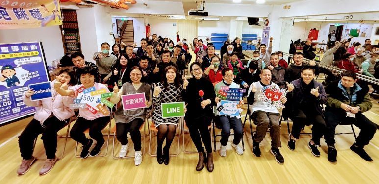 《圖說》分局長蔣叔君〈中〉與協會的天使們及社區好厝邊合影。〈永和分局提供〉