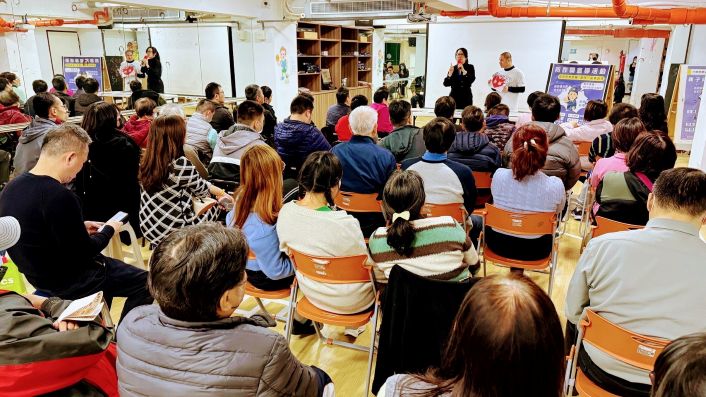 《圖說》蔣叔君以淺顯易懂、親切溫和的方式說明常見詐騙手法，提醒大家提高警覺。〈永和分局提供〉