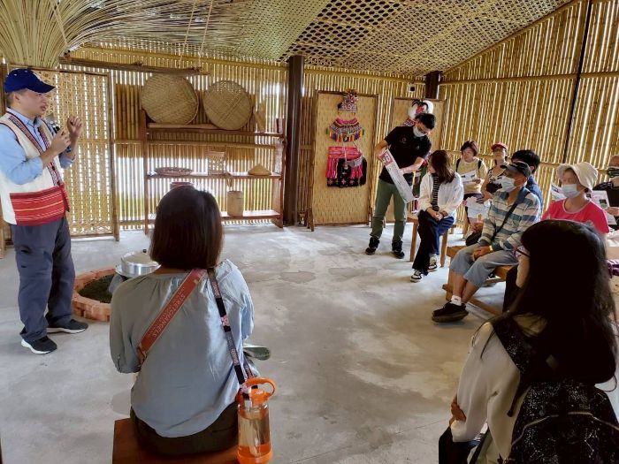 《圖說》溪洲聚落營造─於傳統家屋內進行聚落歷史導覽解說。〈原民局提供〉