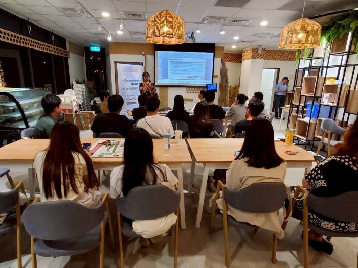 《圖說》溪洲聚落營造─於特色賣店進行文化教育體驗活動。〈原民局提供〉