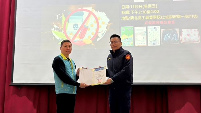 前進校園宣導識詐反毒 土城警讓學子青春不踩雷 10 《圖說》土城分局長陳建龍致贈感謝狀。〈土城分局提供〉