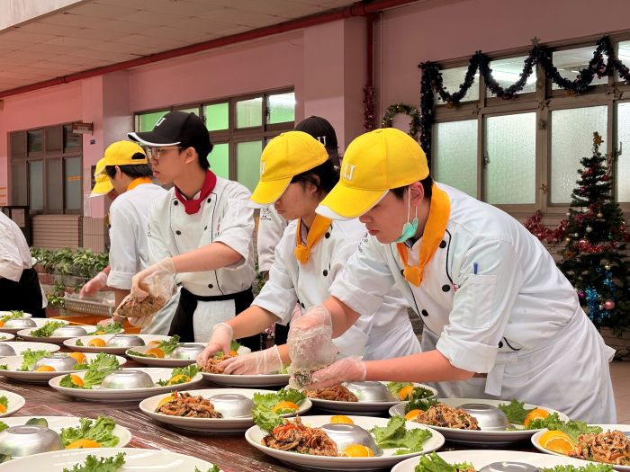 《圖說》莊敬高職動員師生投入愛心圍爐活動，餐點全由餐飲科師生備餐及炊煮。〈社會局提供〉