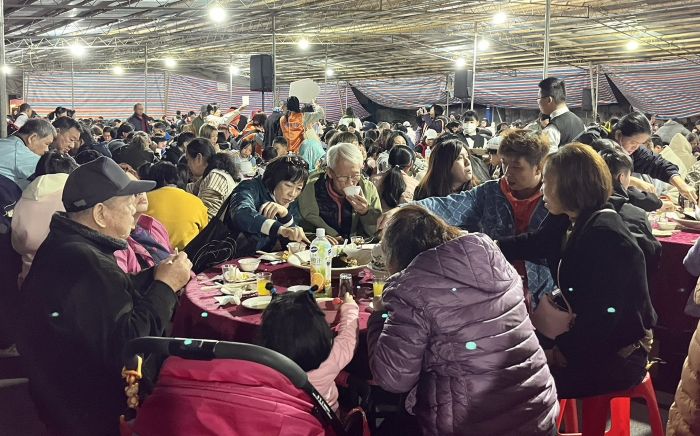 《圖說》莊敬高職舉辦愛心圍爐活動，席開126桌，洋溢溫馨年節氣氛。〈社會局提供〉