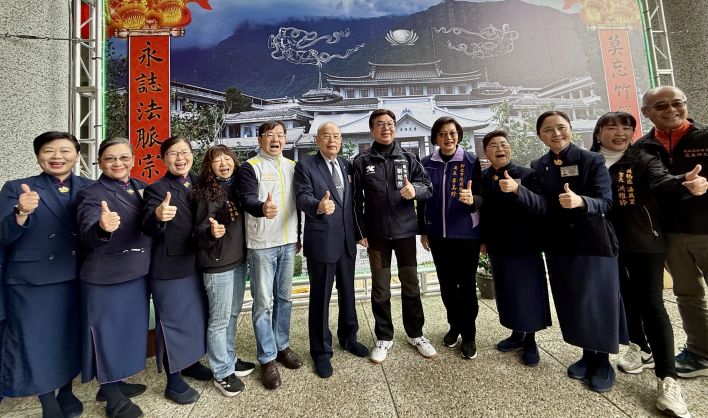 《圖說》副市長劉和然、民政局長林耀長〈左五〉、社會局長李美珍〈右五〉等人，出席板橋靜思堂社區歲末祝福活動，現場人潮滿滿。〈民政局提供〉