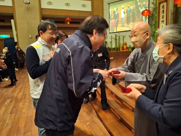《圖說》祝福活動現場可領受福慧紅包。〈民政局提供〉