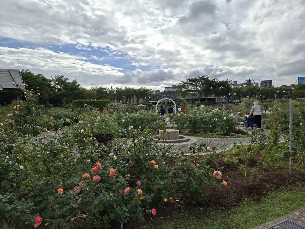 %E7%82%BA%E8%BF%8E%E6%8E%A5%E8%8A%B1%E6%9C%9F%EF%BC%8C%E5%85%AC%E5%9C%92%E8%99%95%E8%8B%97%E5%9C%83%E5%93%A1%E5%B7%A5%E8%88%87%E5%BF%97%E5%B7%A5%E5%9C%98%E9%9A%8A%E6%8F%90%E5%89%8D%E5%B1%95%E9%96%8B%E4%BF%AE%E5%89%AA%E5%B7%A5%E4%BD%9C