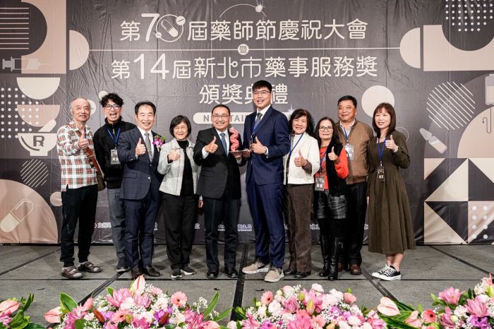 《圖說》特殊貢獻個人獎亞東紀念醫院田昇達藥師及其家屬。〈衛生局提供〉