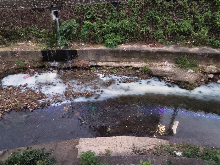 五股坑溪風雲常變色 新北逮違法排放油漆廢水元凶 8 《圖說》民眾反映五重溪染色提供之照片。〈環保局提供〉