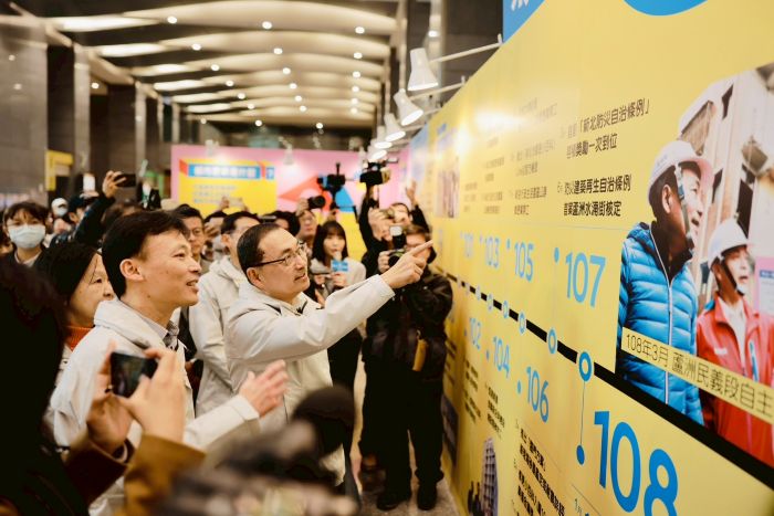 新北都更15+5週年慶展 侯:三箭政策翻轉市容 15 《圖說》城鄉局副局長邱信智陪同市長侯友宜參觀北門展區。〈都更處提供〉