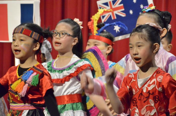 《圖說》低年級聲線甜美搭配律動唱出英語學習的活力。〈教育局提供〉