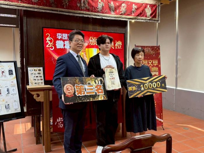 《圖說》銅獎得主多媒體與遊戲發展科學系三年級游金盛同學（中）以作品〈暗夜〉榮獲新臺幣一萬元獎金。〈龍華科大提供〉