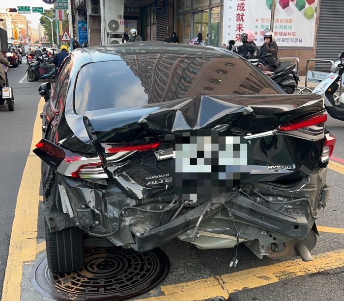 《圖說》停等紅燈自小客車遭疏於注意交通號誌女駕駛撞擊嚴重受損。〈新莊分局提供〉