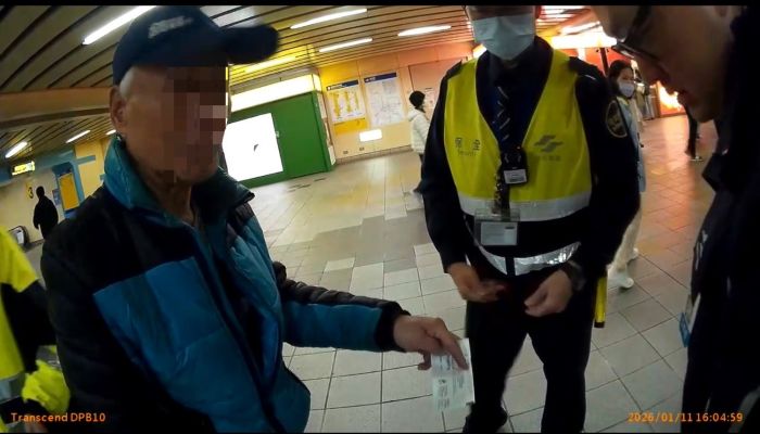 八旬翁手扶梯不慎跌 板橋警大實習生即時化解推擠 2 《圖說》板橋派出所所長張清翔、警大實習生林易攙扶老翁至安全處 。〈板橋分局提供〉