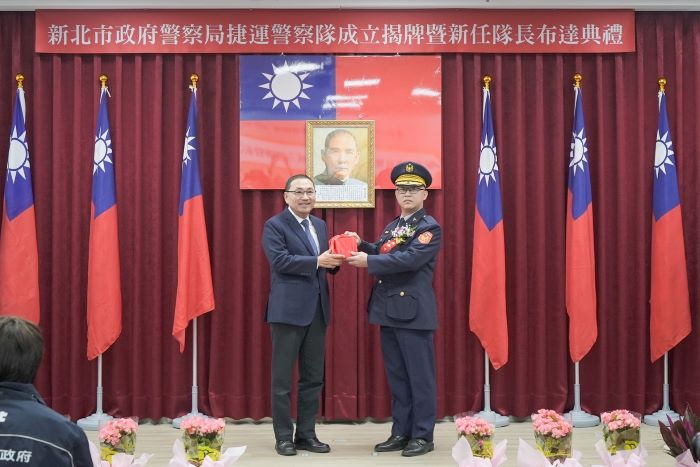 《圖說》市長侯友宜授予新北市警察局捷運警察隊隊長廖國安印信。〈警察局提供〉