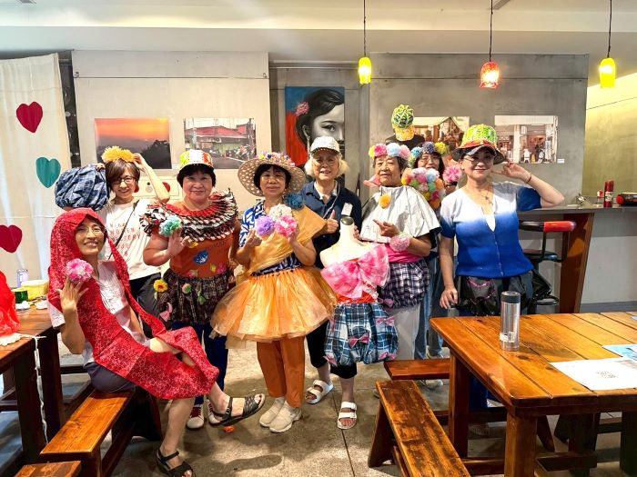 深化地方文化特色 新北社造獎補助及人才培力即起報名 4 《圖說》社區營造讓居民有更多機會共同參與社區大小事,汐止夢想社區街坊鄰居一同將廢棄物轉化為創意素材,製作成地方活動的特色服裝。〈文化局提供〉