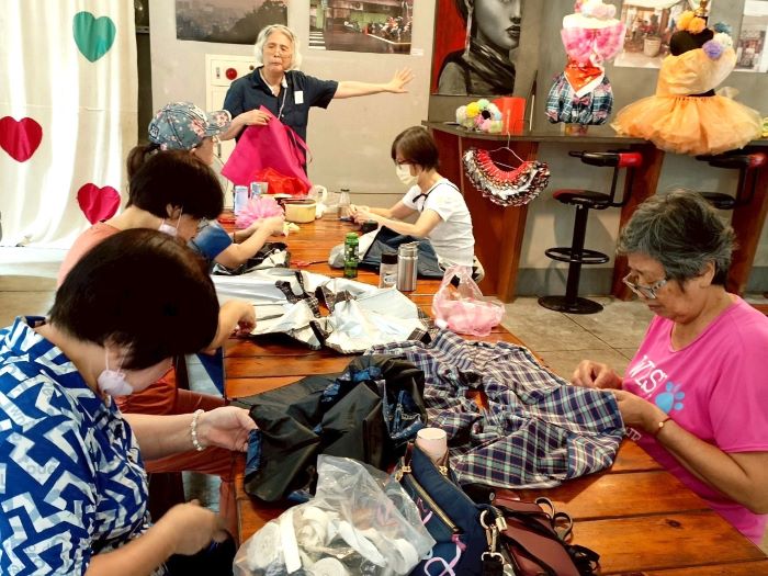 深化地方文化特色 新北社造獎補助及人才培力即起報名 5 《圖說》汐止夢想社區余美英老師邀請街坊鄰居一同將廢棄物轉化為創意素材,製作成地方活動的特色服裝。〈文化局提供〉