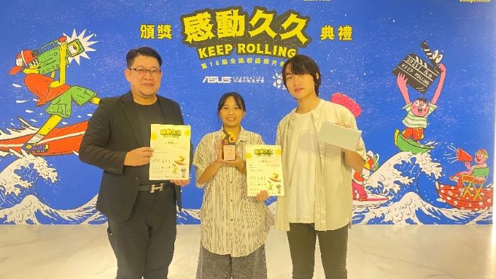 《圖說》得獎學生王祥寧、葉苡恩與指導老師陳志銘於頒獎典禮合影。〈龍華科大提供〉