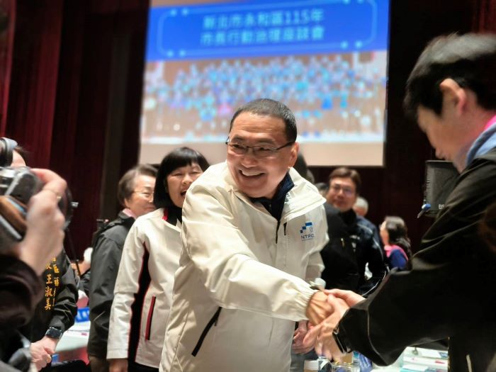 《圖說》侯友宜市長與永和區里長一一握手致意。〈民政局提供〉