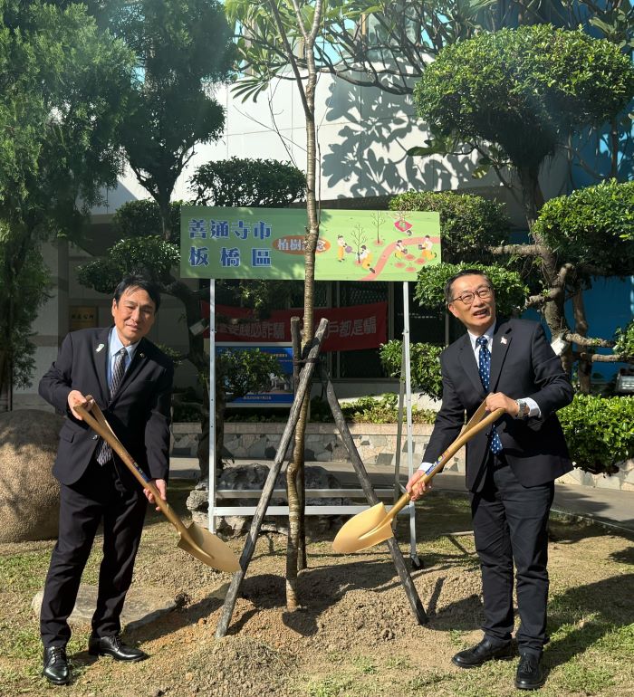 深化台日情誼 善通寺市長訪板橋贈燈植樹 6 《圖說》善通寺市市長辻村修與陳奇正區長在公所前一同種植臺灣原生種「八重櫻」。〈板橋公所提供〉