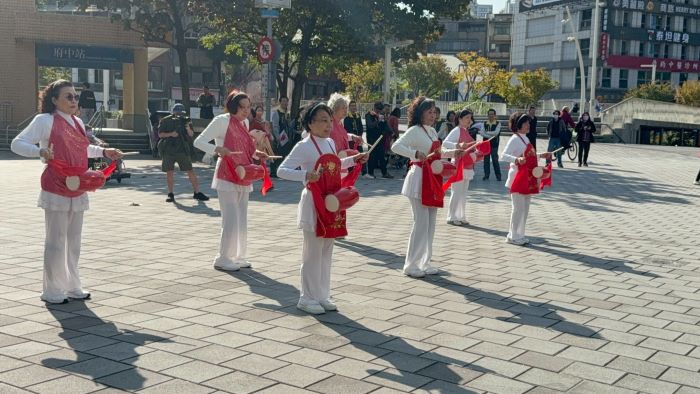 深化台日情誼 善通寺市長訪板橋贈燈植樹 7 《圖說》嵐翠里社區發展發展協會表演鳳陽花鼓歡迎善通寺市訪問團。〈板橋公所提供〉
