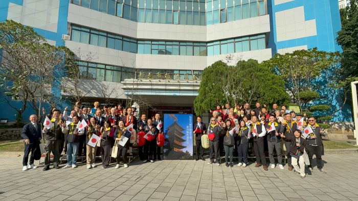 深化台日情誼 善通寺市長訪板橋贈燈植樹 8 《圖說》善通寺市訪問團於板橋區公所前面廣場合影。〈板橋公所提供〉