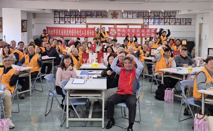 《圖說》新北市榮服處114年度共有51位榮欣志工獲頒中央及地方志願服務獎項，林振生處長(前排中)與志工們於聯繫會報中合影留念。〈新北榮服處提供〉