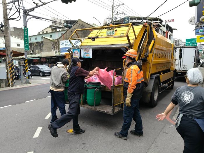 新北小年夜、除夕加班收運垃圾 初一至初三停收 10 《圖說》2月16日晚間至19日停收期間,新北市特別設置70處定點收運站方便民眾交付垃圾。〈環保局提供〉