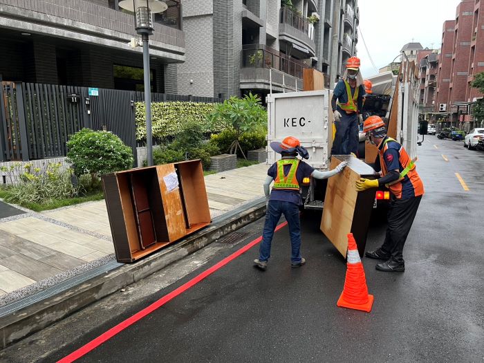 新北小年夜、除夕加班收運垃圾 初一至初三停收 11 《圖說》民眾清運廢棄大型家具時,請務必遵守與清潔隊約定的時間、及放置地點,切勿隨意棄置或提前搬出。〈環保局提供〉