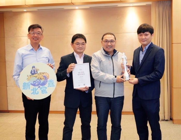 《圖說》新北市「食現未來」食農教育展榮獲2025美國繆思創意獎銀獎，今(14)日市政會議獻獎，左一農業局長諶錫輝。〈農業局提供〉