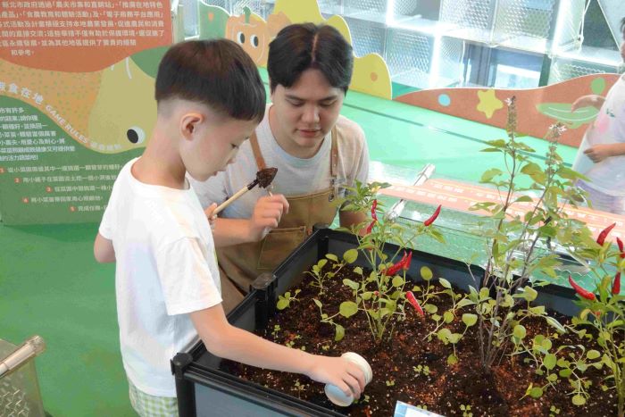 《圖說》新北市「食現未來」食農教育展透過互動遊戲與實作體驗，讓親子認識農漁生產、飲食選擇與環境永續之間的關聯--資料照片。〈農業局提供〉