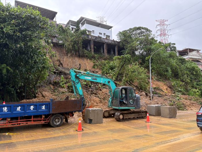 《圖說》去年10月因風神颱風外圍環流影響，造成汐止區康寧街邊坡滑落，養工處積極搶修，趕在過年前完成復建工程--圖為完工前。〈工務局提供〉