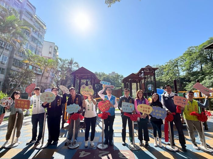 《圖說》玫瑰公園啟用來賓合照。〈板橋公所提供〉