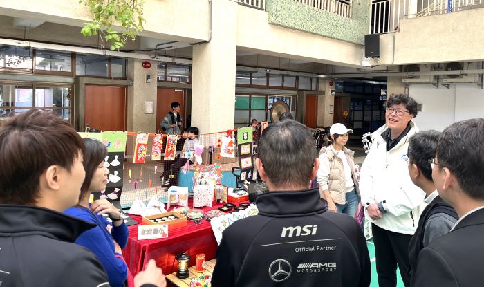 《圖說》永定國小彥德校長（右一）向微星團隊介紹課後輔導才藝班靜態成果。〈教育局提供〉