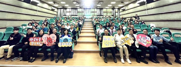 《圖說》114年「微星有愛，學生有福」成果發表會，新北市教育局黃麗鈴主任秘書（左中一）及國小教育科林奕成科長（右中二）會同本年度受微星贊助各校，感謝張致莊協理（左中二）帶領的微星團隊。〈教育局提供〉