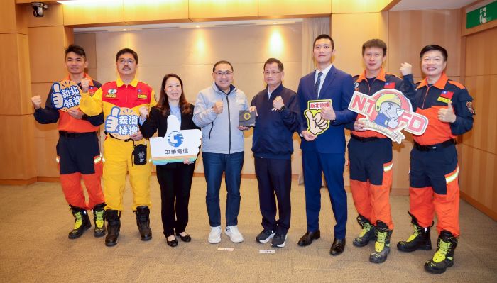 《圖說》市長侯友宜與得獎團隊合影，右四陳崇岳局長。〈消防局提供〉