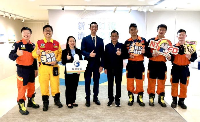 《圖說》陳崇岳局長與得獎團隊合影。〈消防局提供〉