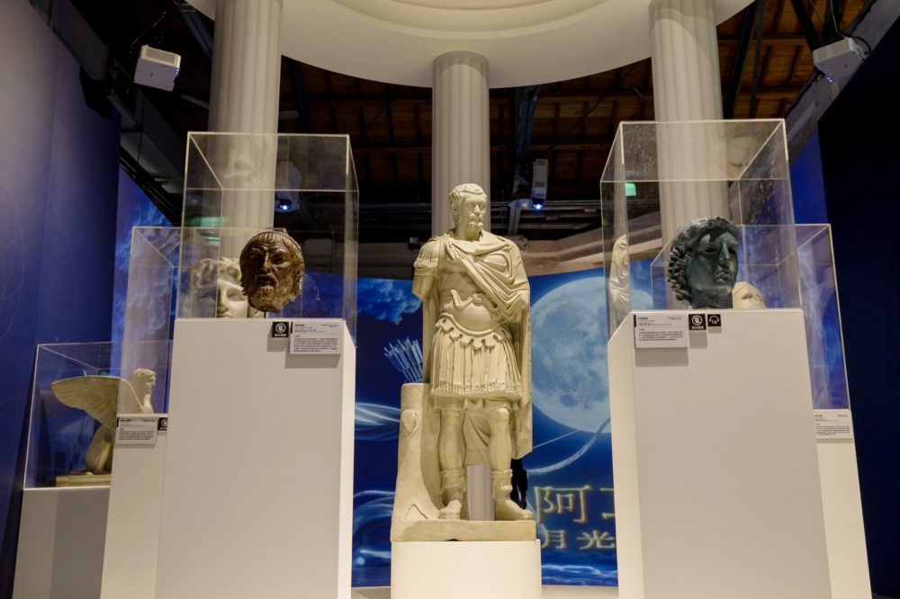 《世界古文明 沉浸體驗展》盛大開展 穿越4000年體驗四大文明 8 04%E5%9C%B0%E4%B8%AD%E6%B5%B7%E5%B1%95%E5%8D%80%E9%99%A4%E4%BA%86%E5%B8%8C%E8%87%98%E7%A5%9E%E7%A5%87%EF%BC%8C%E9%82%84%E6%9C%89%E6%96%87%E7%89%A9%E8%88%87%E5%85%89%E5%BD%B1%E7%9A%84%E5%B1%95%E5%87%BA