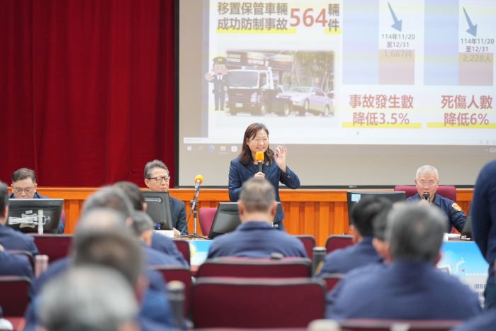 《圖說》新北市牙醫師公會副理事長賴宜姍於捐贈典禮中致詞。〈警察局提供〉