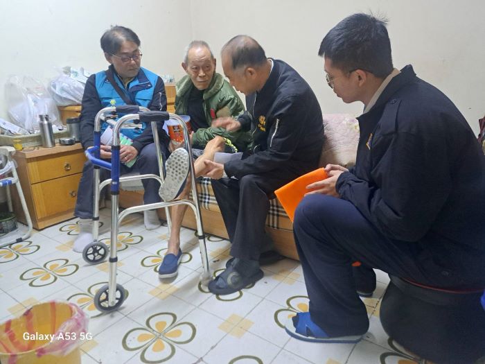 《圖說》臺北市榮民服務處副處長徐木生〈右二〉關懷大同區年長榮民，致贈保暖物資及營養補給品，為長輩送上溫暖與關懷。〈臺北市榮服處提供〉