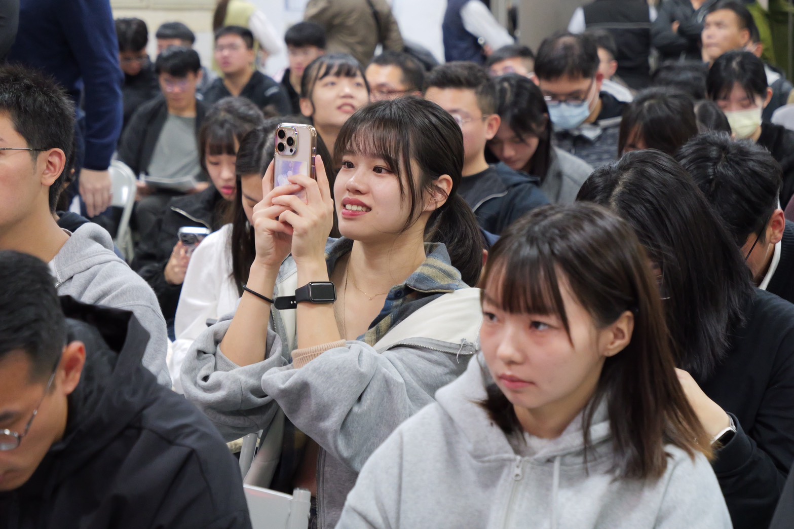 《圖說》分發結業生高興地在自己榜單上名字拍照留念。〈警察局提供〉