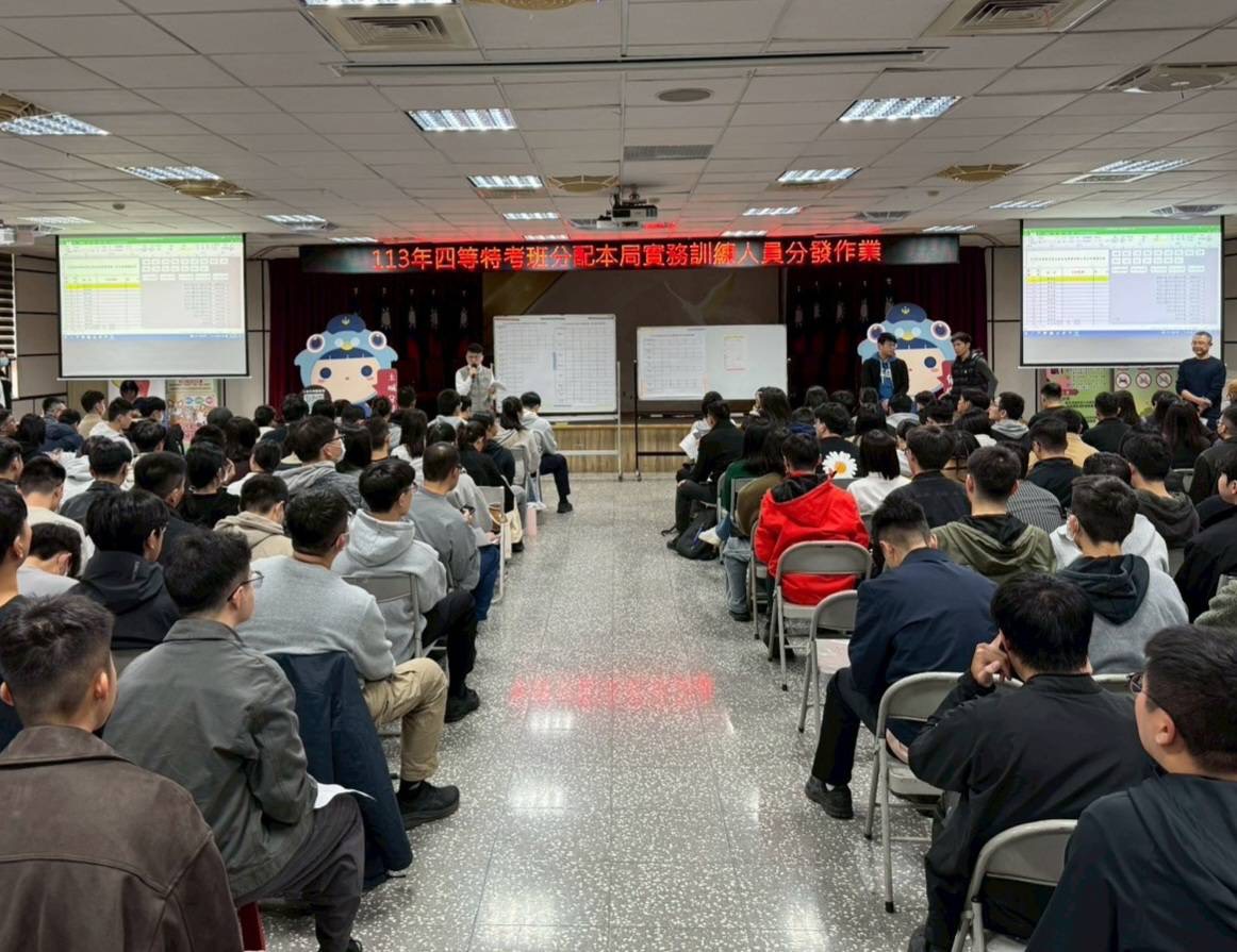 《圖說》警察局向新生說明填選志願流程及注意事項。〈警察局提供〉