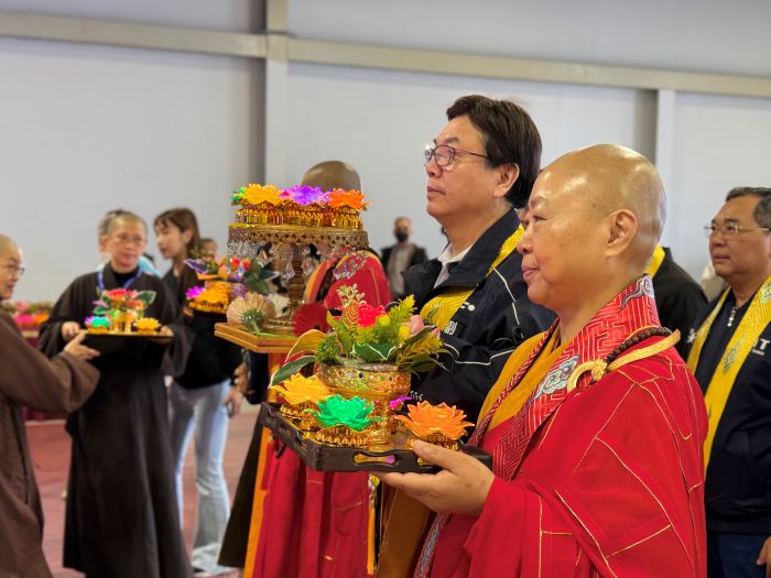 《圖說》劉和然點燈供佛，祈求新北市民平安健康。〈民政局提供〉