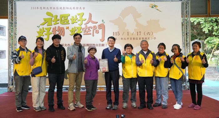 《圖說》陳純敬副市長代表市府頒發實作證明及培力結業證書，左五城鄉局長黃國峰。〈城鄉局提供〉