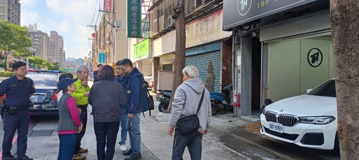 《圖說》新莊分局協同公安小組一起與屋主會勘，確認違建拆除部分。〈新莊分局提供〉