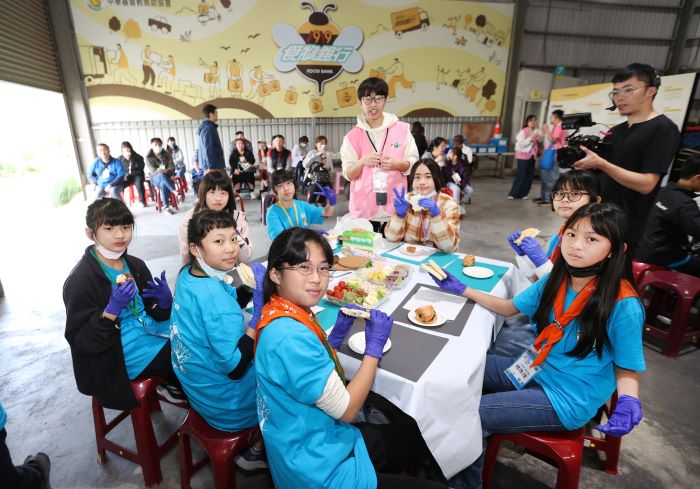 《圖說》小局長將外觀欠佳的「格外品」或即期食材，發揮創意轉化為惜食料理，實踐「再分配、再加值、再利用」的精神。〈環保局提供〉