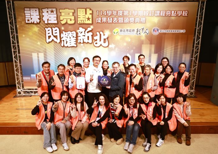 《圖說》得獎團隊鶯歌國小以陶藝文化為底蘊，揉合閱讀文史與永續素養，把傳統工藝帶進數位人文學習，第二排中左為教育局長張明文。〈教育局提供〉