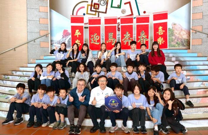 《圖說》教育局長與鶯歌國小校訂亮點課程實施班級合照。〈教育局提供〉
