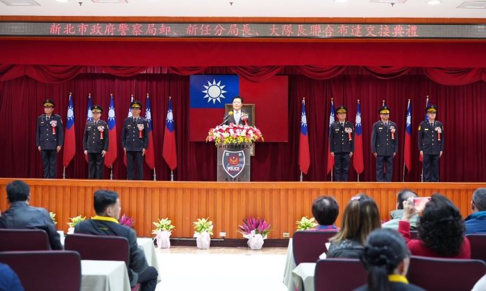 打造安全宜居幸福城市 新北警多名分局長、大隊長交接 7 《圖說》新北市政府警察局今「卸、新任分局長、大隊長聯合布達交接典禮」合影。〈警察局提供〉