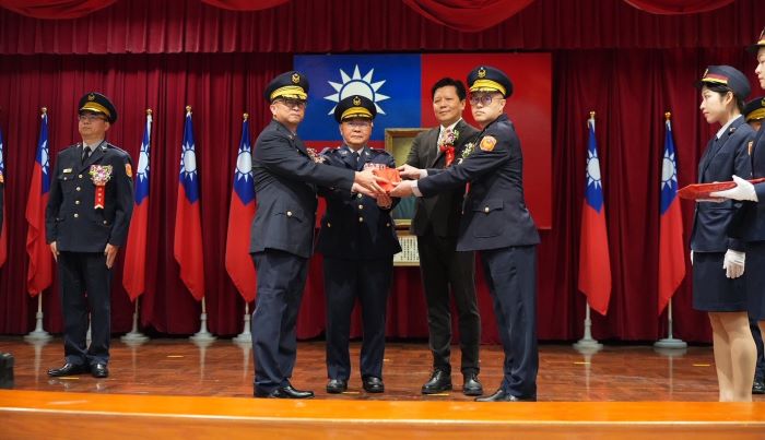 打造安全宜居幸福城市 新北警多名分局長、大隊長交接 9 《圖說》(左1)現任淡水分局長謝明杰、(左2)新北警局局長方仰寧、(右2)副市長朱惕之、(右1)現任交通警察大隊長李仁寧。〈警察局提供〉